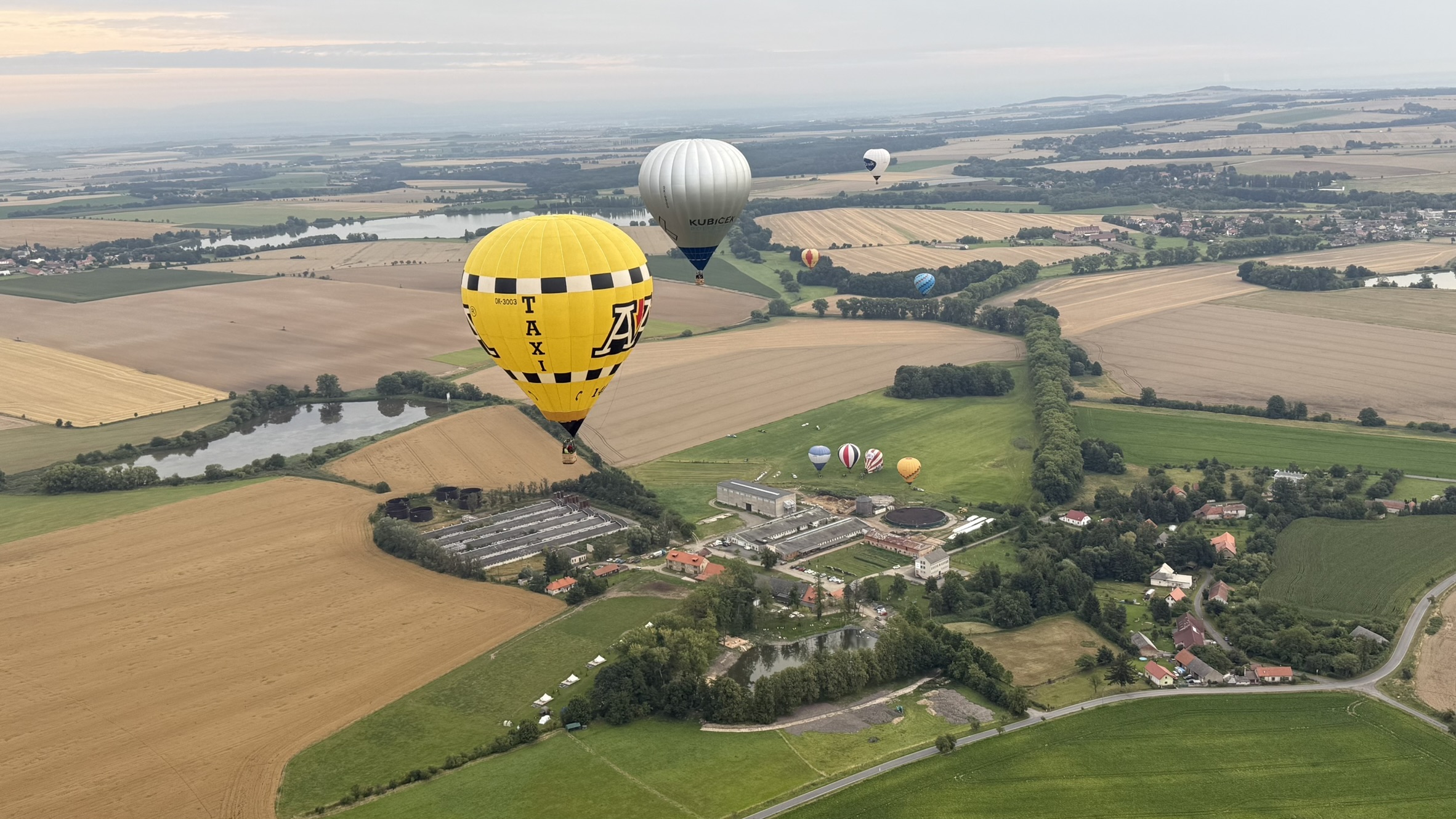 večerní let balonem nad Farmou Bláto, krajina Sázavy