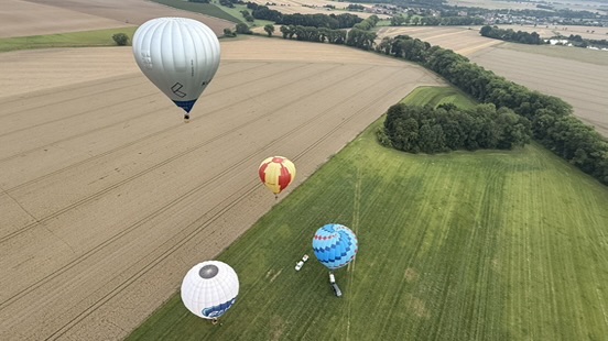 horkovzdušný balon nad Farmou Bláto při ranním startu