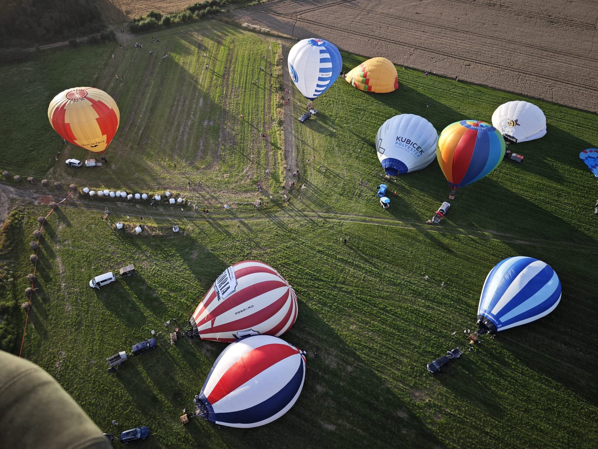 horkovzdušné balony nad středočeskou krajinou v noci