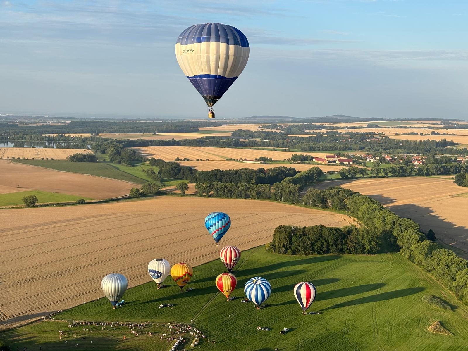 více balonů v letu nad Sázavou, balonová fiesta Farma Bláto